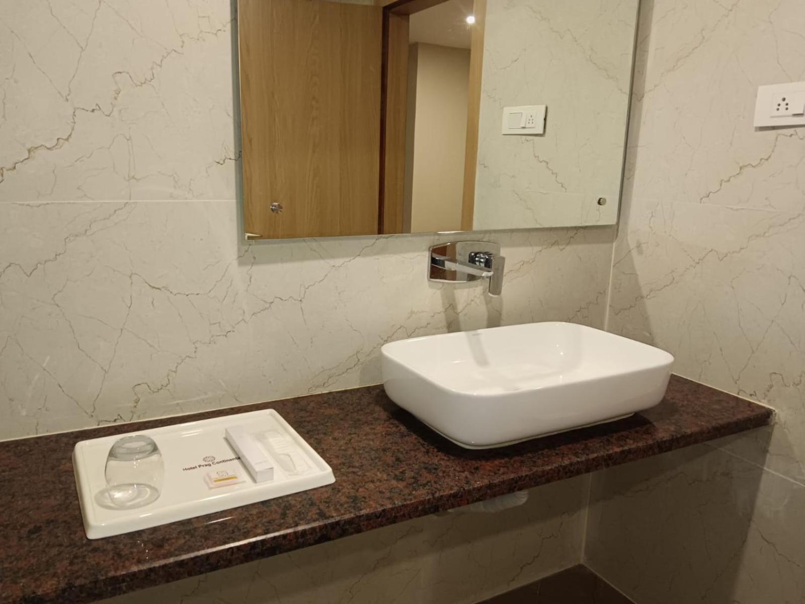 Hotel Prag Continental Гувахати Екстериор снимка