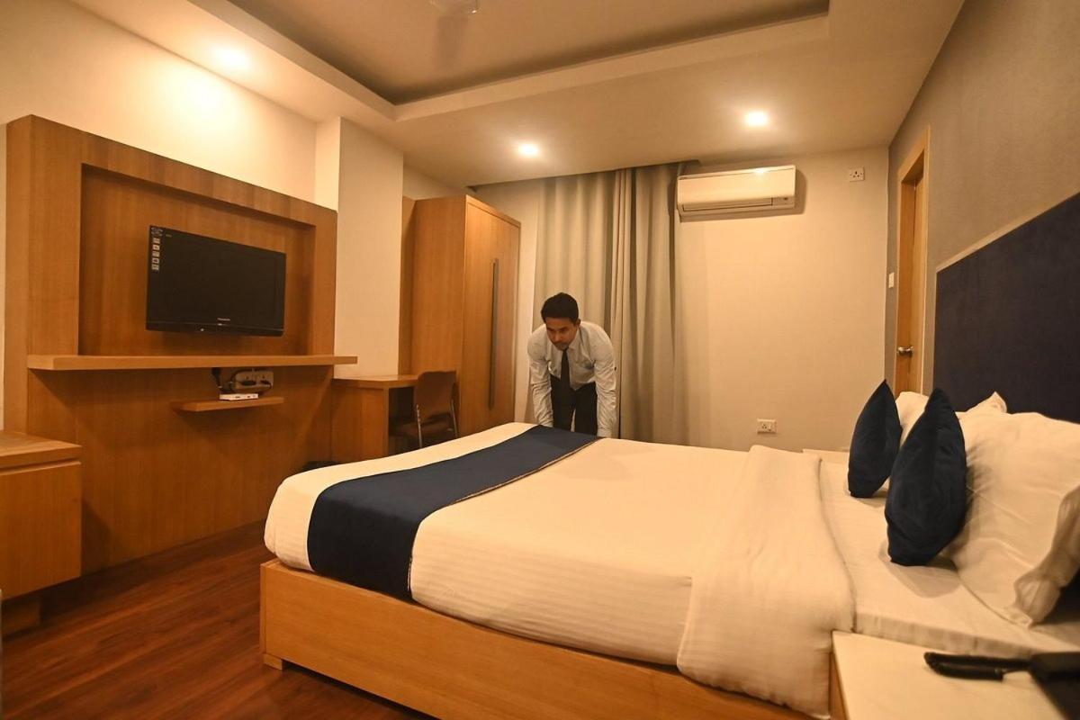 Hotel Prag Continental Гувахати Екстериор снимка