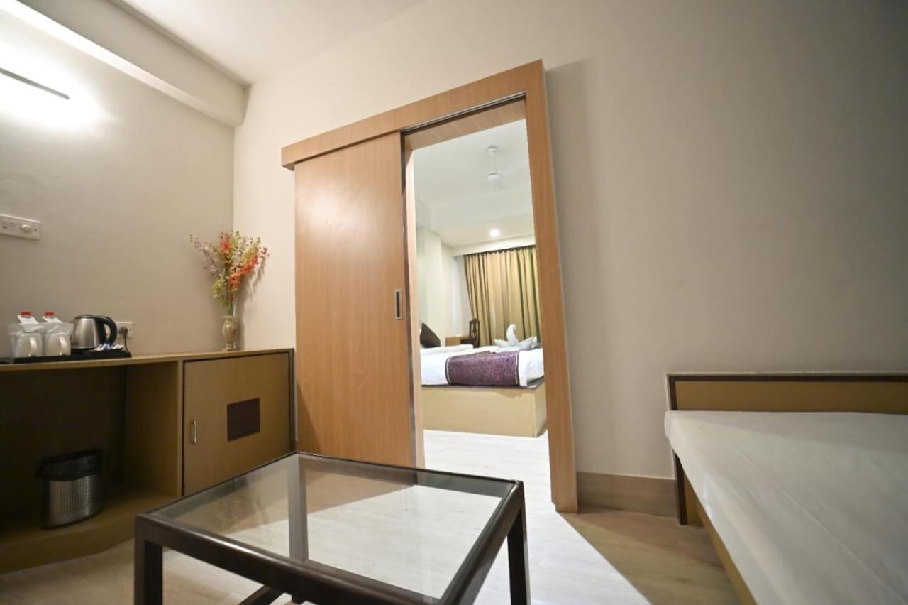 Hotel Prag Continental Гувахати Екстериор снимка