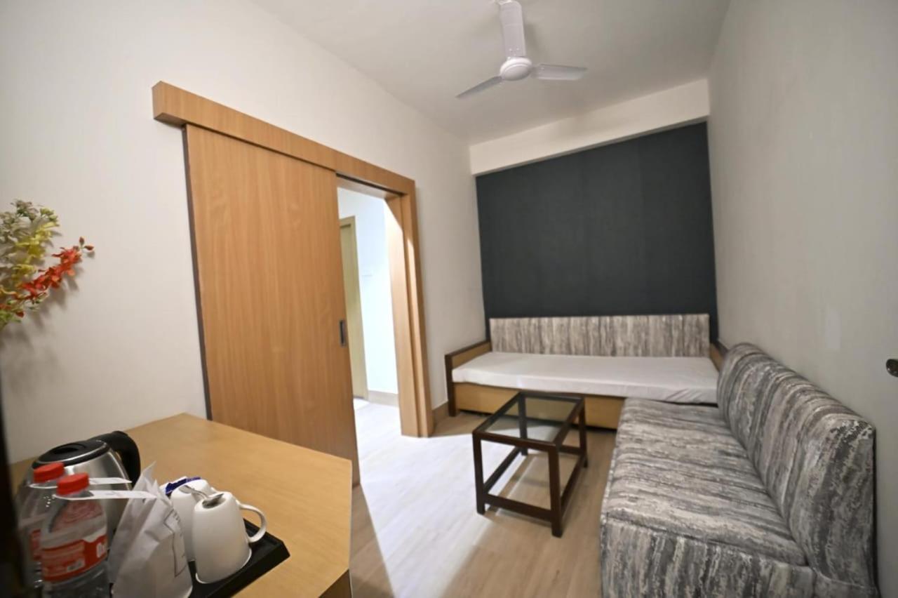 Hotel Prag Continental Гувахати Екстериор снимка