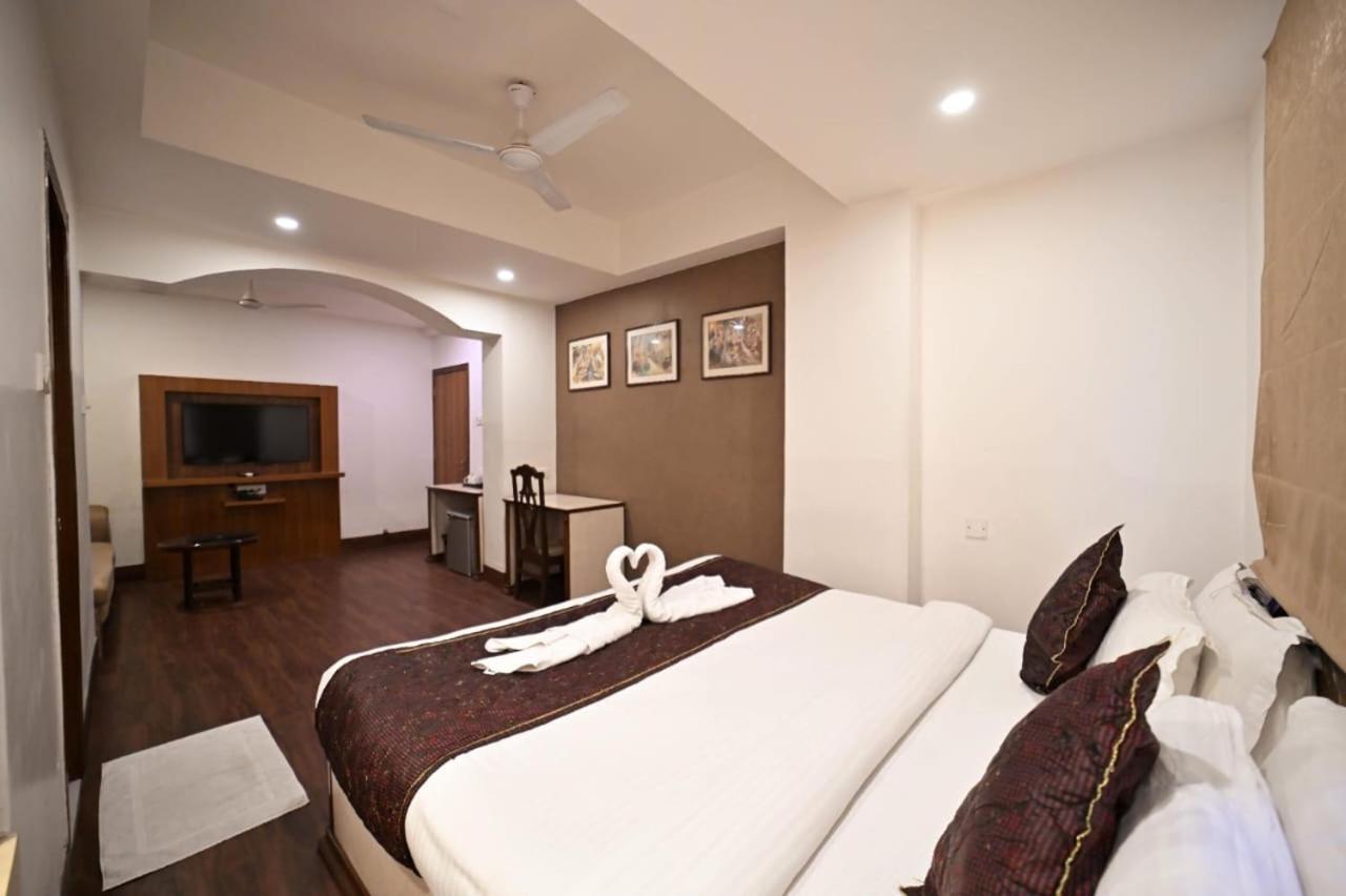 Hotel Prag Continental Гувахати Екстериор снимка