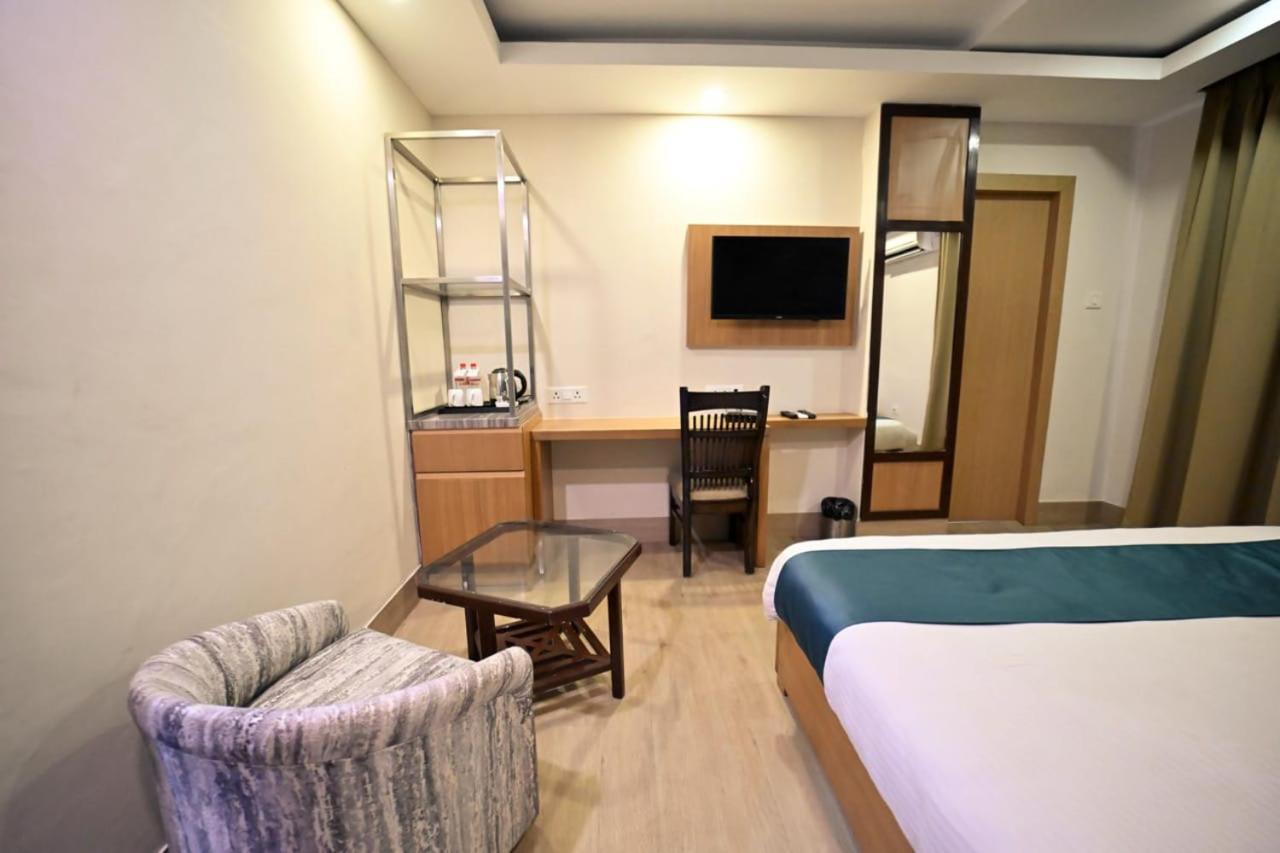 Hotel Prag Continental Гувахати Екстериор снимка
