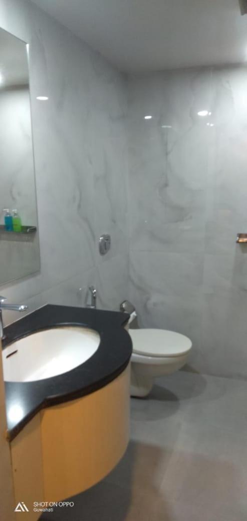 Hotel Prag Continental Гувахати Екстериор снимка